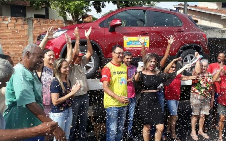 Morador de Pirapozinho ganhou um automóvel Chevrolet Tracker e realizou seu sonho.